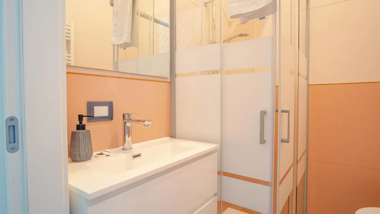Apartment Elide Home Sweet Home - Italian Homing Padenghe sul Garda Italy